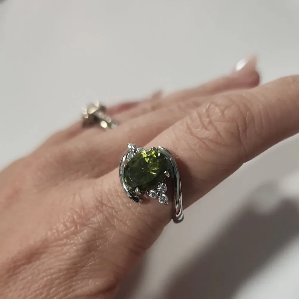Elegant Silver Ring With Green Center Size 8